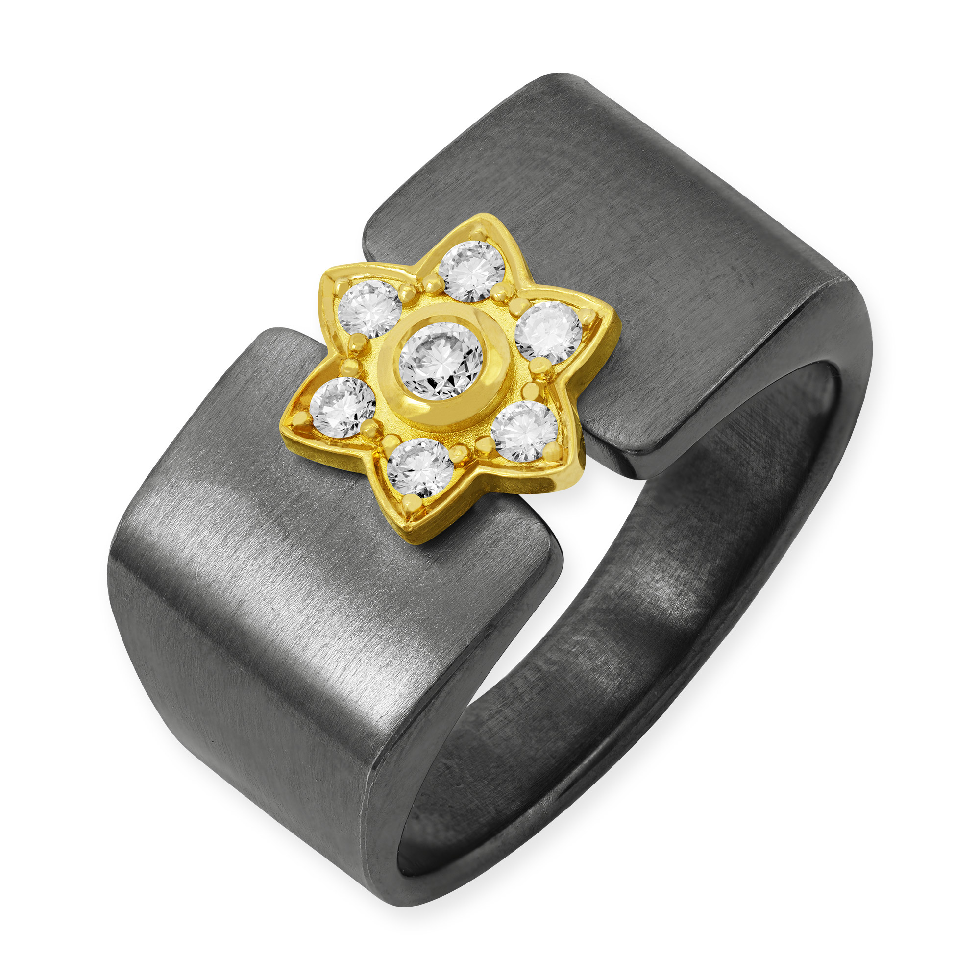 Breiter Ring aus 925 Silber oxydiert mit einem Stern aus 750 Gelbgold, besetzt mit 7 Brillanten. Der Ring gehört zur Gruppe Flowerstar.