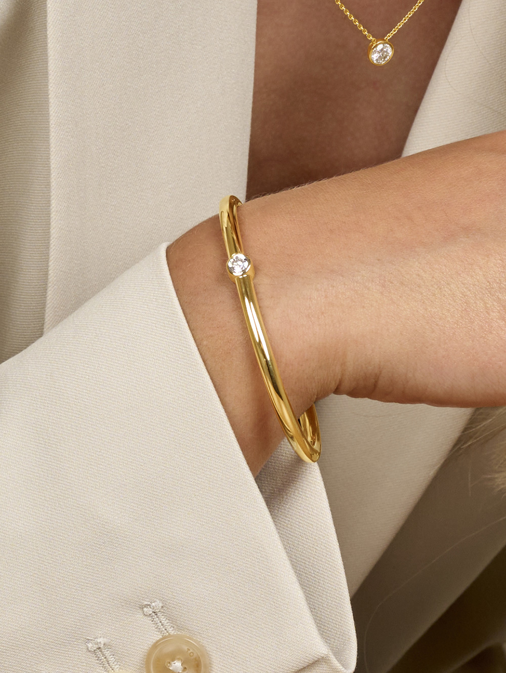 LESER Modelbild- Armspange aus Gelbgold mit Brillant LESER Modelbild- Armspange aus Gelbgold mit Brillant