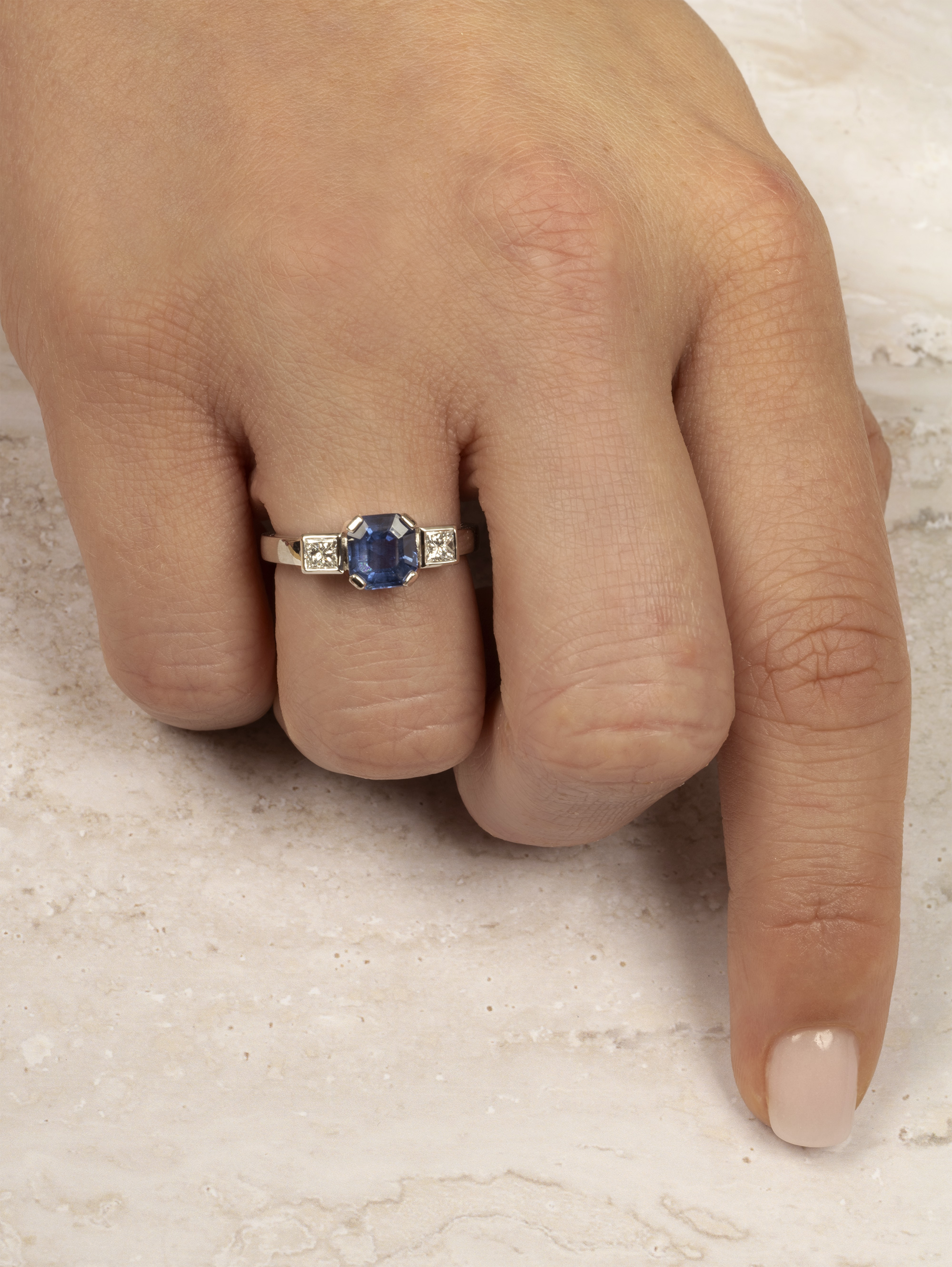 LESER Modelbild- Ring aus Weißgold mit Saphir LESER Modelbild- Ring aus Weißgold mit Saphir