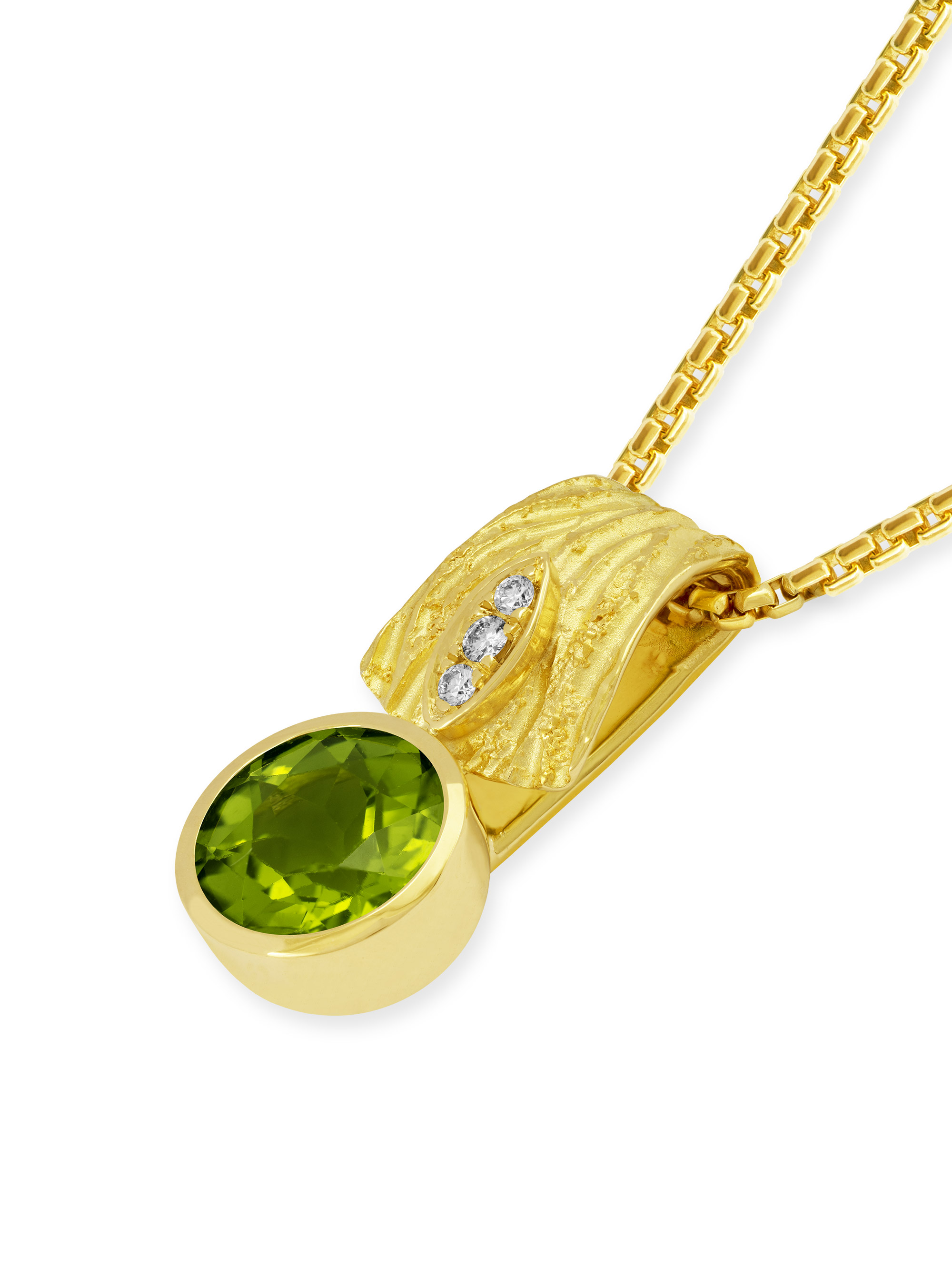 Anhänger mit reliefartiger Oberfläche aus 750 Gelbgold und 999 Feingold, einem runden Peridot und 3 Brillanten. Seitenansicht. Der Anhänger gehört zur Gruppe Albero.