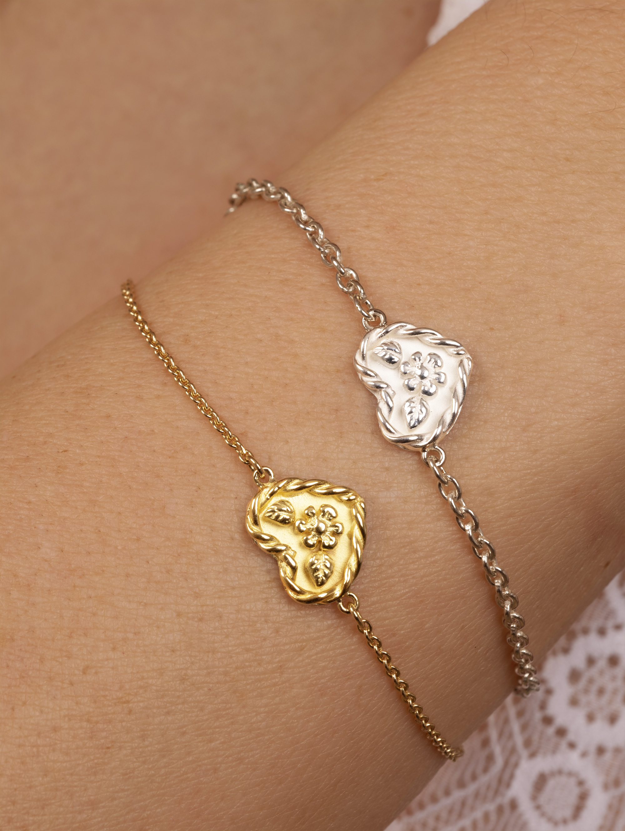 LESER Modelbild- Volksfestherz Armband aus Gelbgold und Silber LESER Modelbild- Volksfestherz Armband aus Gelbgold und Silber
