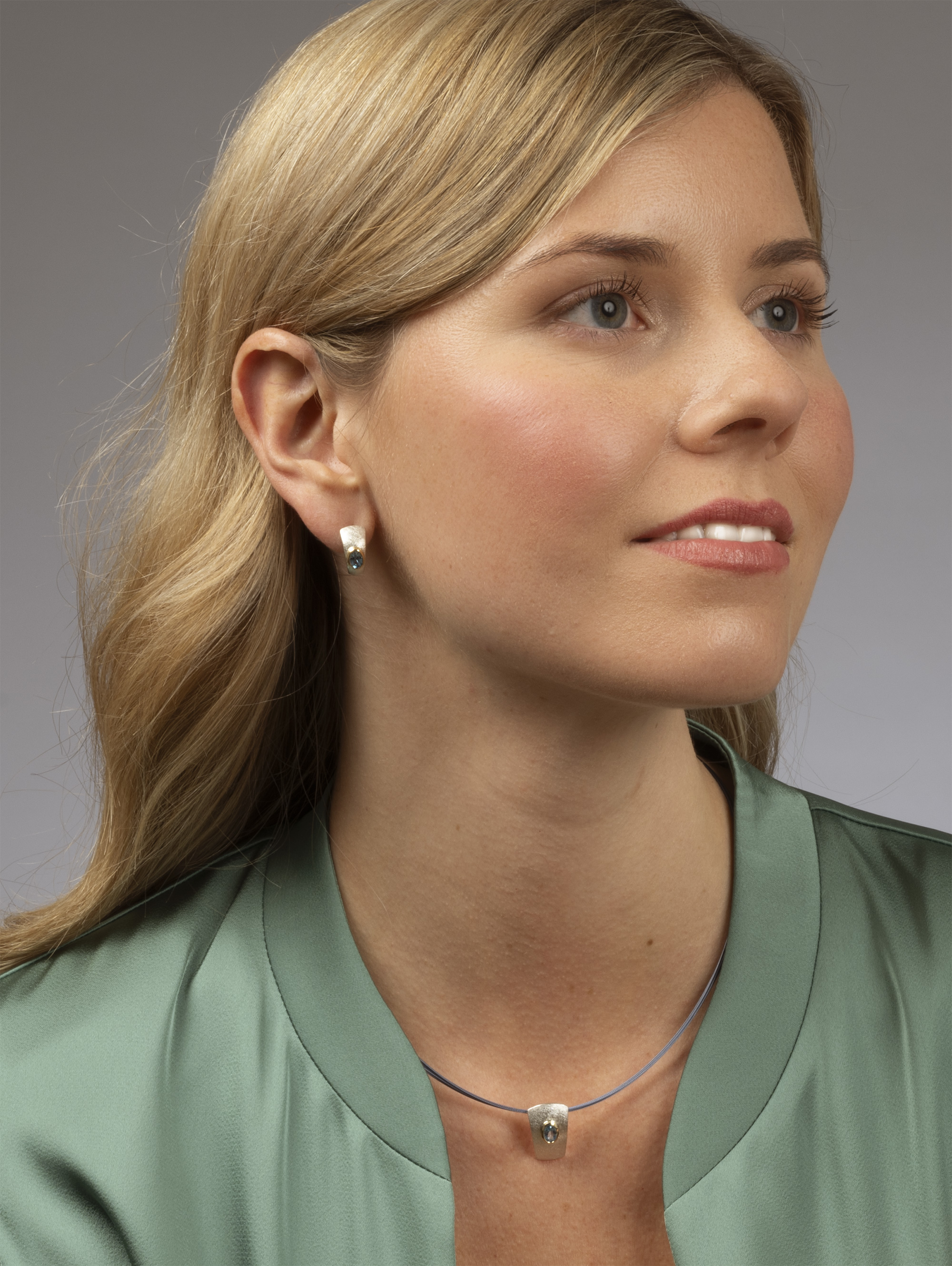 LESER Modelbild- Creolen und Anhänger aus Silber und Gelbgold mit Topas LESER Modelbild- Creolen und Anhänger aus Silber und Gelbgold mit Topas