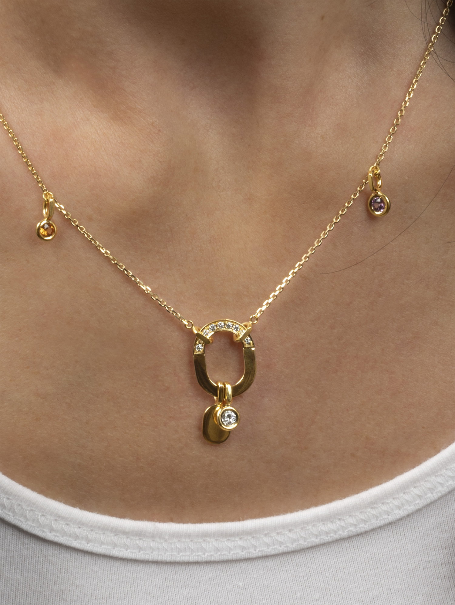 LESER Modelbild- JungerLuxus Collier aus Gelbgold und Brillanten LESER Modelbild- JungerLuxus Collier aus Gelbgold und Brillanten