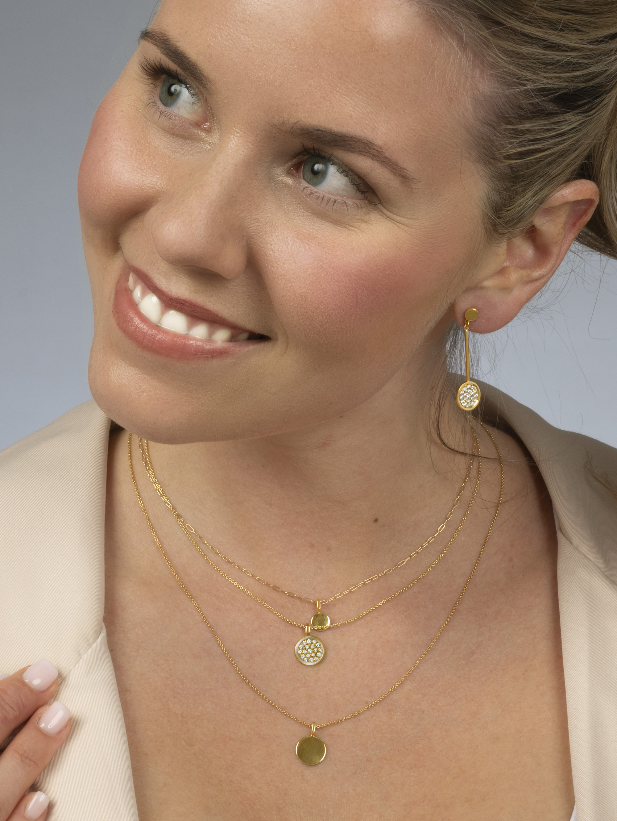 LESER Modelbild- JungerLuxus Anhänger, Ohrstecker und Gravurplatte aus Gelbgold und Brillanten LESER Modelbild- JungerLuxus Anhänger, Ohrstecker und Gravurplatte aus Gelbgold und Brillanten