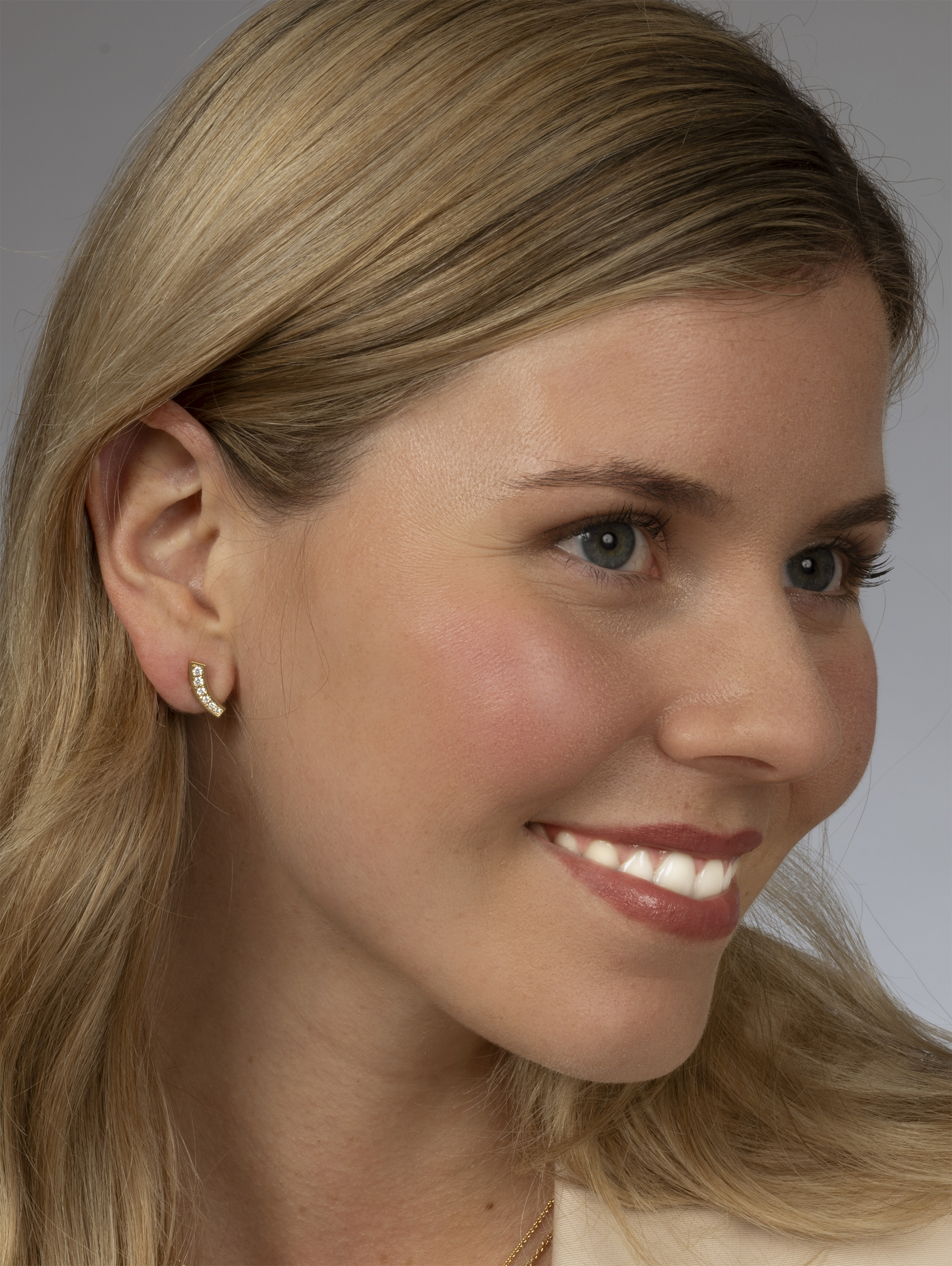 LESER Modelbild- JungerLuxus Ohrstecker aus Gelbgold mit Brillanten LESER Modelbild- JungerLuxus Ohrstecker aus Gelbgold mit Brillanten