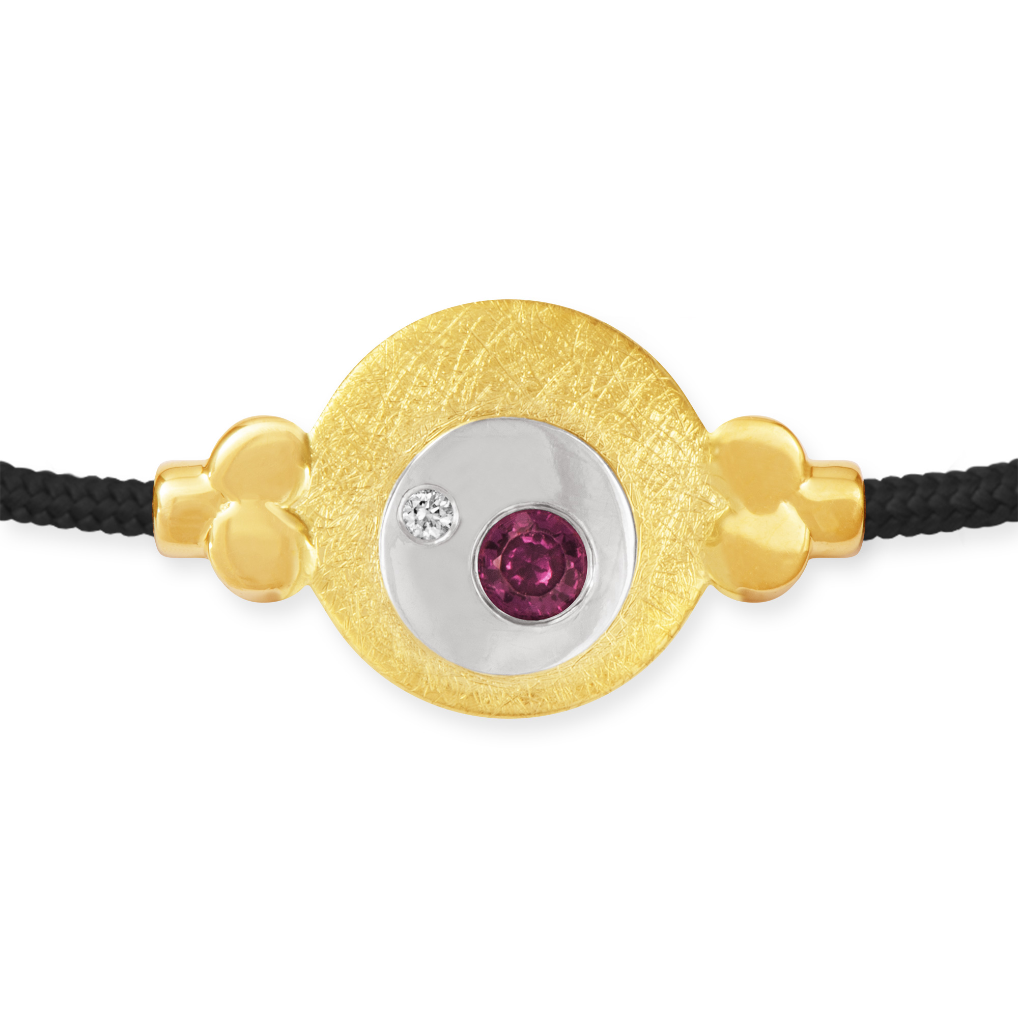 Zartes Armband aus einer Seidenschnur (Farbe Schwarz) mit einem runden Mittelteil aus 585 Gelbgold, darauf ein Kreis aus 585 Weißgold, besetzt mit einem Rubin und einem Brillant. Detailansicht Mittelteil.
