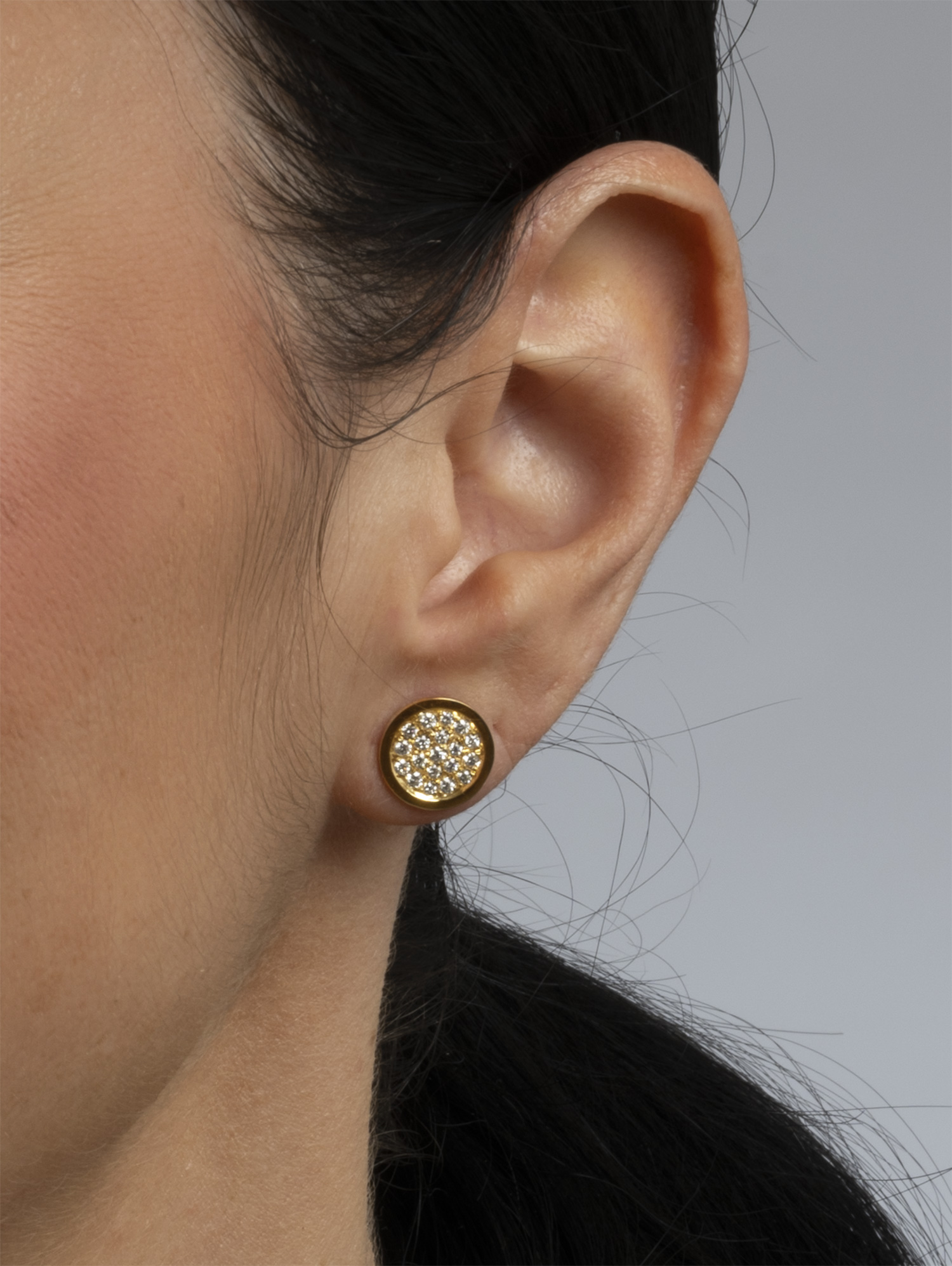 LESER Modelbild- JungerLuxus Ohrstecker aus Gelbgold und Brillanten LESER Modelbild- JungerLuxus Ohrstecker aus Gelbgold und Brillanten