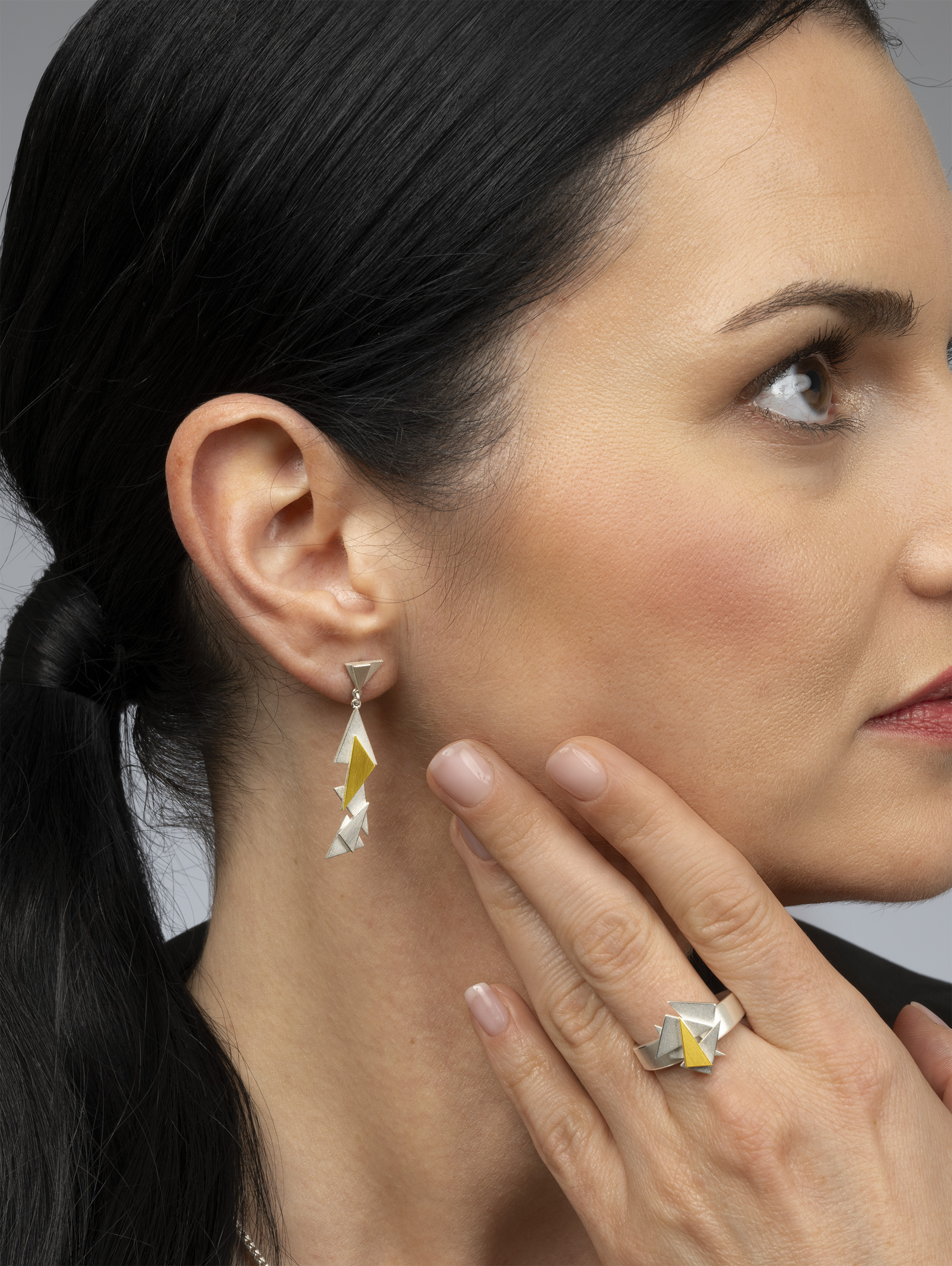 LESER Modelbild- Ohrstecker und RIng aus Silber und Gelbgold LESER Modelbild- Ohrstecker und RIng aus Silber und Gelbgold