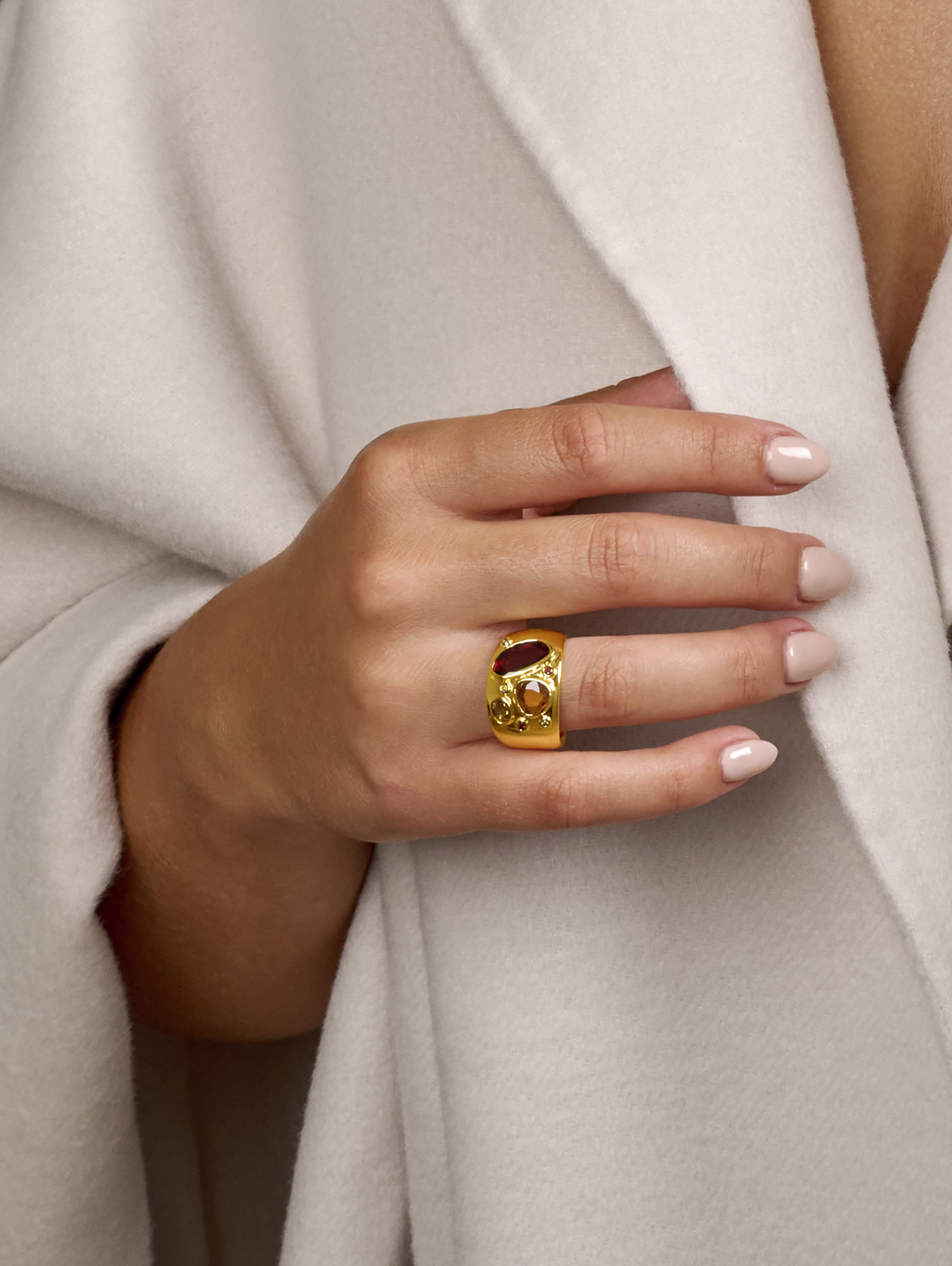 LESER Modelbild- Ring aus Gelbgold mit Granat und Saphir LESER Modelbild- Ring aus Gelbgold mit Granat und Saphir