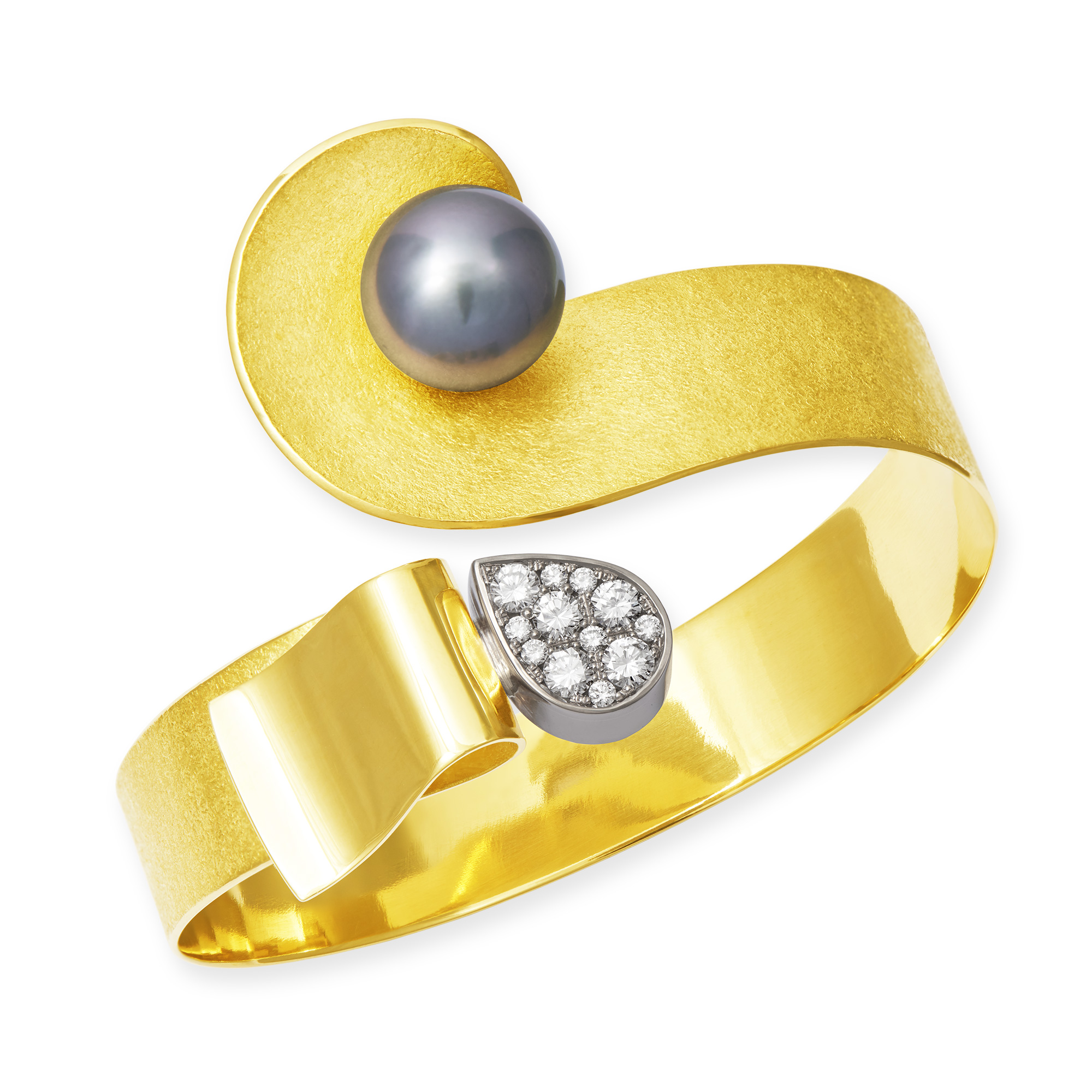 Armspange im schwungvollen Design aus 750 Gelbgold (18 Karat) mit einer Tahitiperle und einem Tropfen aus 750 Weißgold (18 Karat) mit Brillanten besetzt.